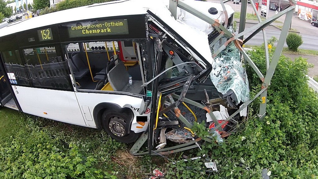 Schwerer Bus Unfall Koeln Porz Gremberghoven Neuenhofstr P637.jpg